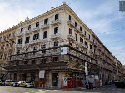 Spostandoci su corso Cavour, ad angolo con via Cognetti, svetta l�elegante Palazzo Atti costruito nel 1916. Seppur ancora coperto per met� dalle impalcature, mostra per� gi� buona parte del suo esterno crema con balconi color perla